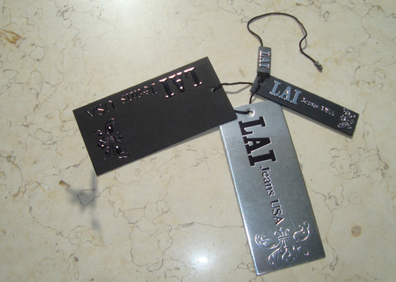 comprar Folha feita sob encomenda luxuosa de Hang Tags Printing Emboss Black das etiquetas da roupa que carimba o logotipo online manufacture