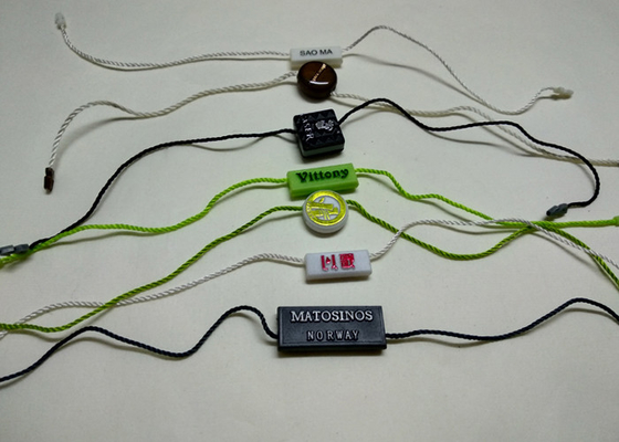 comprar O balanço feito sob encomenda etiqueta o produto plástico Hang Tags Holders Suppliers dos ganchos plásticos da etiqueta online manufacture