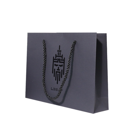 Bom preço. Anunciou sacos de portador de papel pretos impressos dos tamanhos com ponto Logo Twisted Handles UV on-line