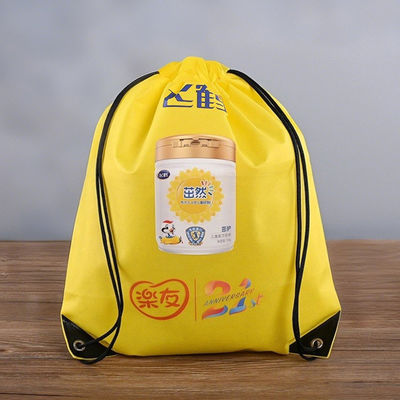 Bom preço. Saco de cordas de marca não tecido impresso Saco de cordas de cordas de cordas de preto Mochila de presente para eventos on-line