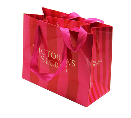 Bom preço. Sacos feitos sob encomenda do presente do papel do boutique que empacotam com a folha de ouro que carimba Logo Suppliers on-line