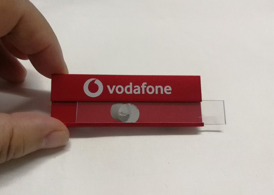 Bom preço. Embalagens personalizadas de liga de alumínio com logotipo da Vodafone Impressão de crachás de metal para funcionários on-line